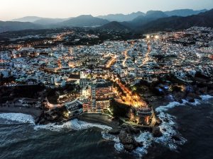 Vista aérea de Nerja por la noche